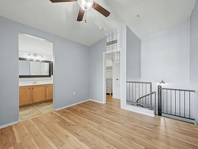 2233 E Huntington Dr — Photo 16