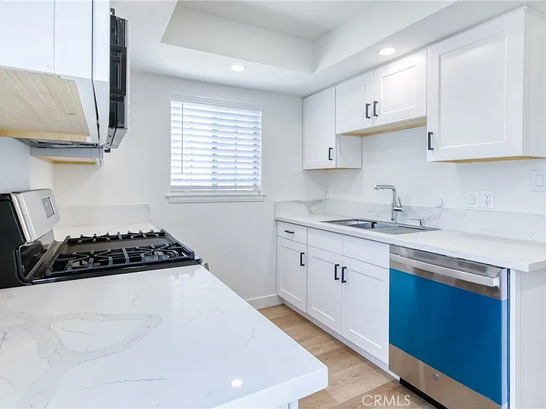 320 W Truslow Ave #D — Photo 18
