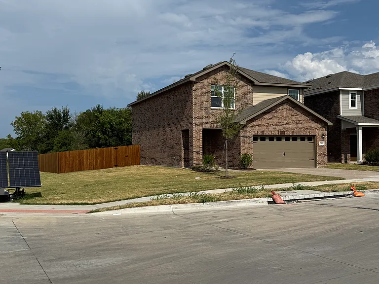 2201 Burnwood St — Photo 2