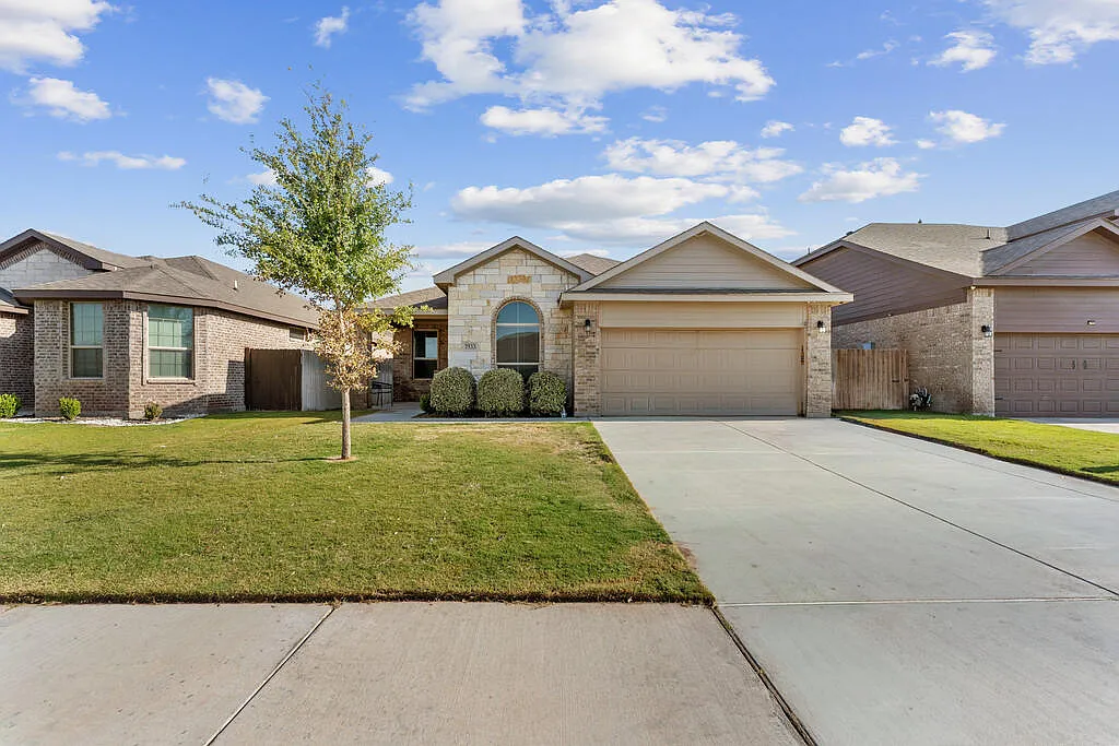 4 bed, 2.0 bath, 1838 sqft, $2,750 — Photo 1