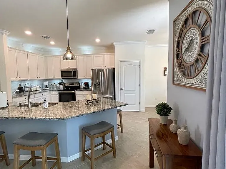 4 bed, 2251 sqft, $3,000 — Photo 4