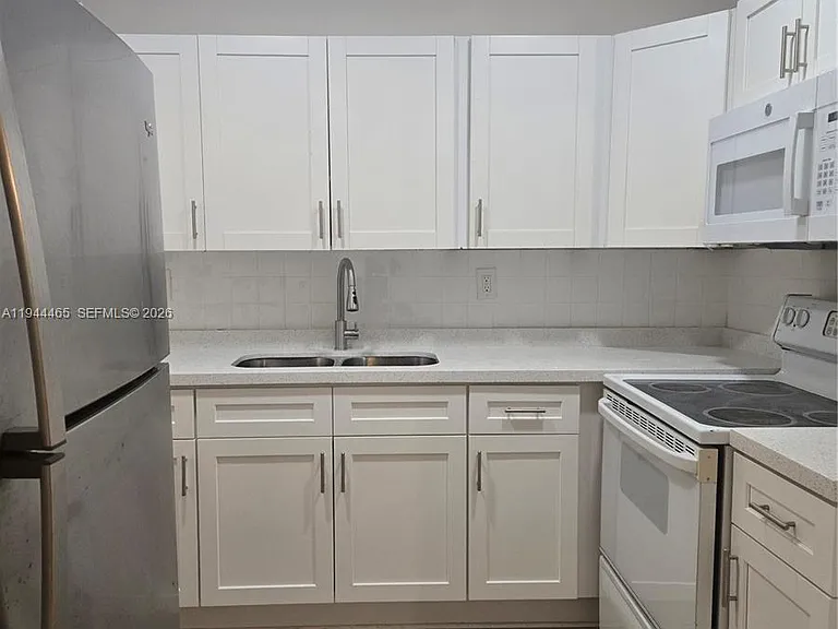 190 SE 12th Ave #1B — Photo 2