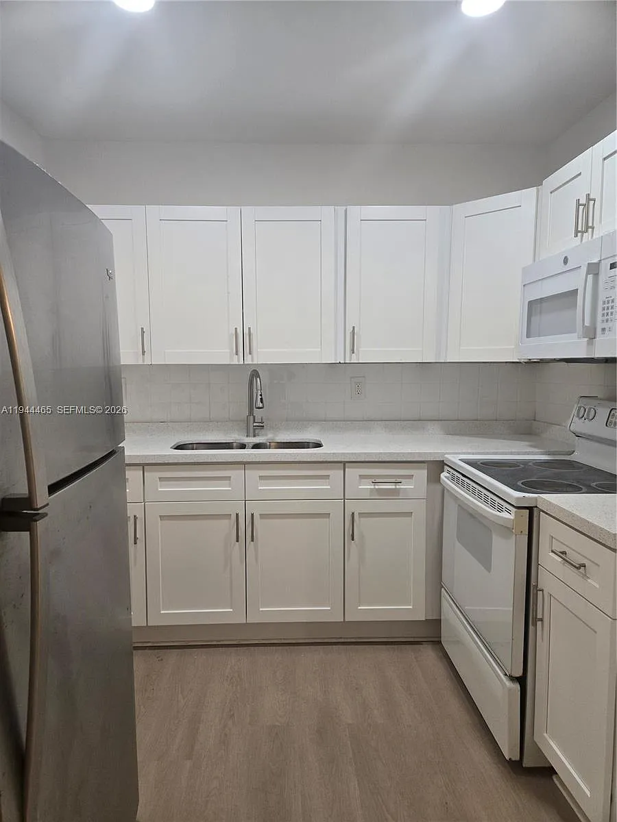 Building Photo - 190 SE 12th Ave #1B