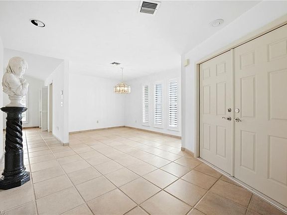 2nd image of 3066 Round Table LN