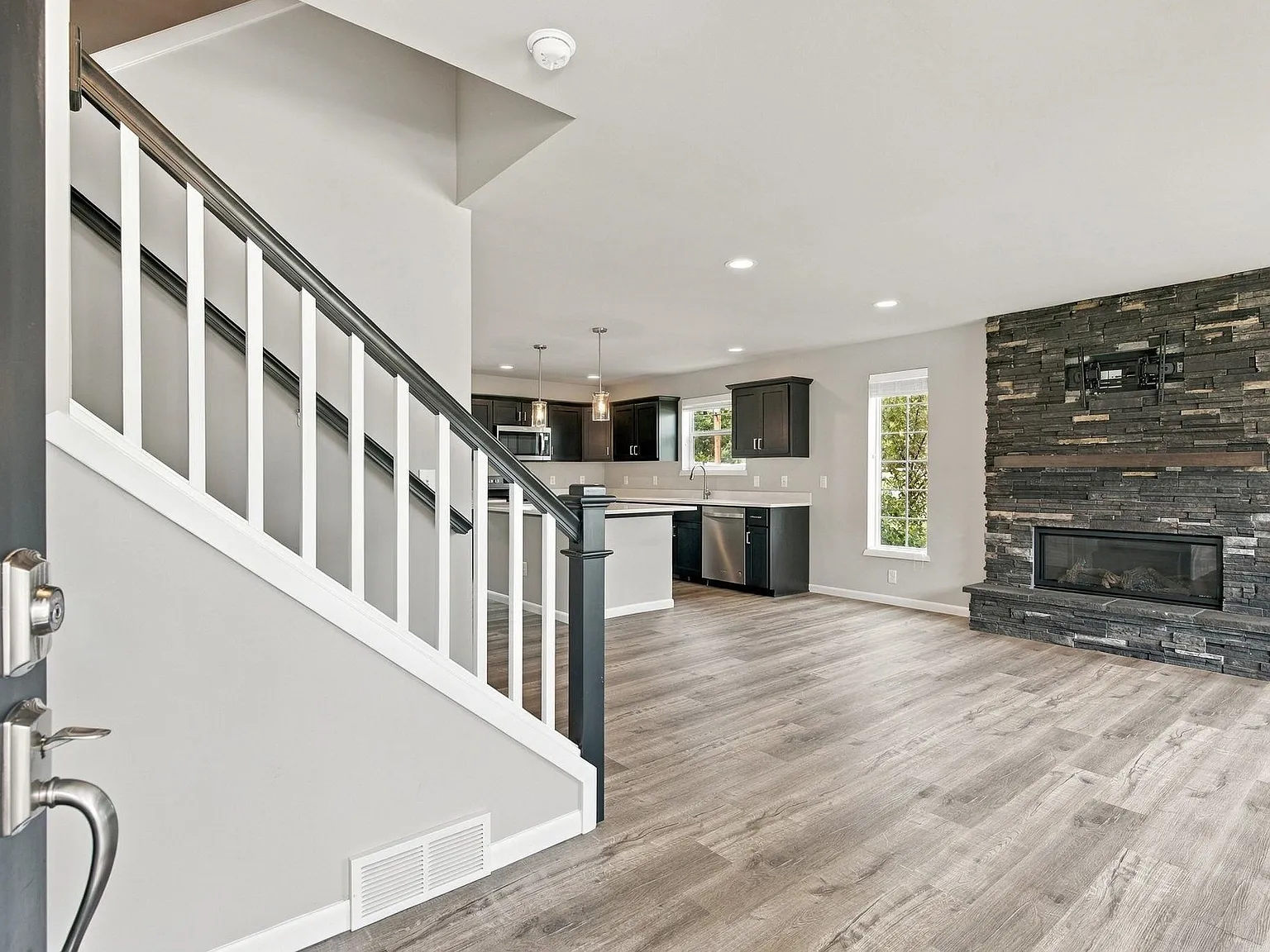 3 bed, 2.5 bath, 1487 sqft, $2,600 — Photo 2
