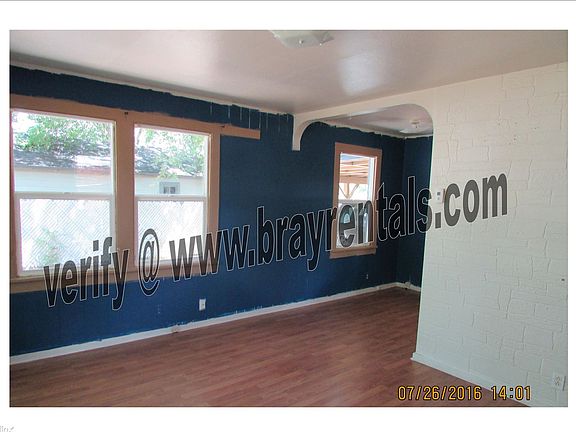 911 Orchard Ave. living room