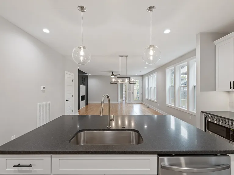 1810B Delta Ave — Photo 8
