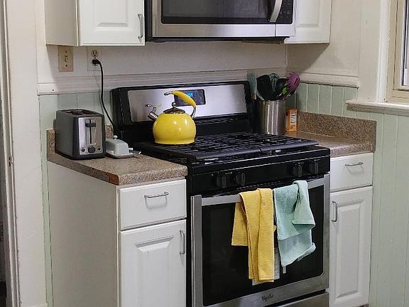 Updated Kitchen(New Gas Range and Microwave)