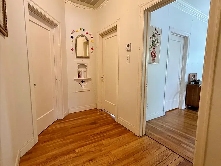 2718 E 22nd St — Photo 3