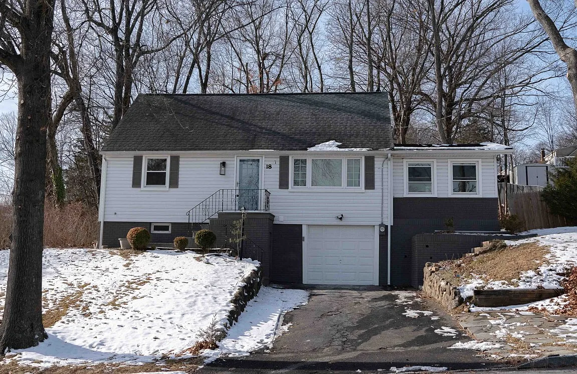 18 Lorelei Road - 1 — Photo 1