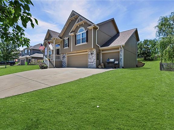 3rd image of 608 Coach Light Cir