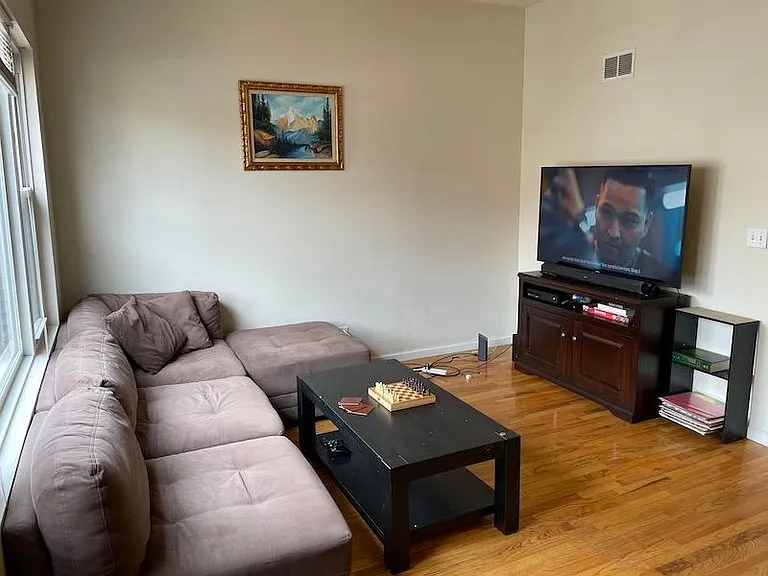 1429 W Fletcher St #1 — Photo 2
