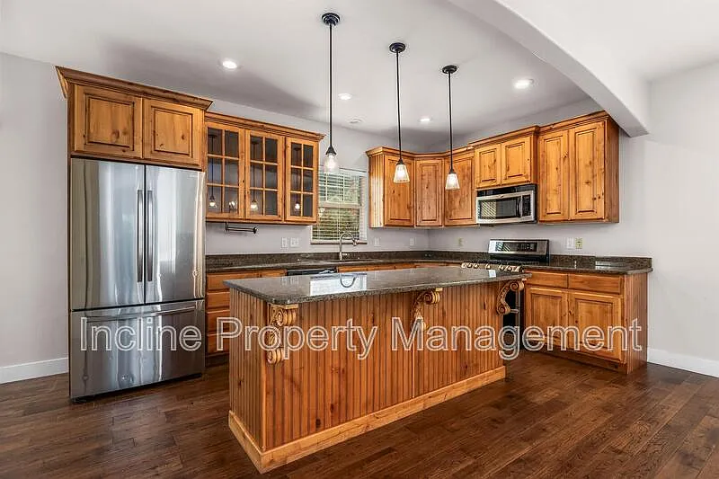 3 bed, 3.5 bath, 2368 sqft, $2,300 — Photo 2
