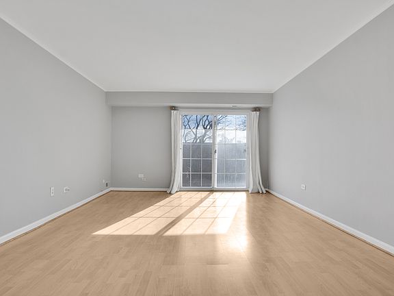 3rd image of 1525 N Windsor Dr APT 304