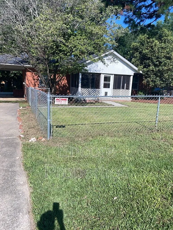 3 bed, 1.0 bath, 1200 sqft, $1,295 — Photo 1