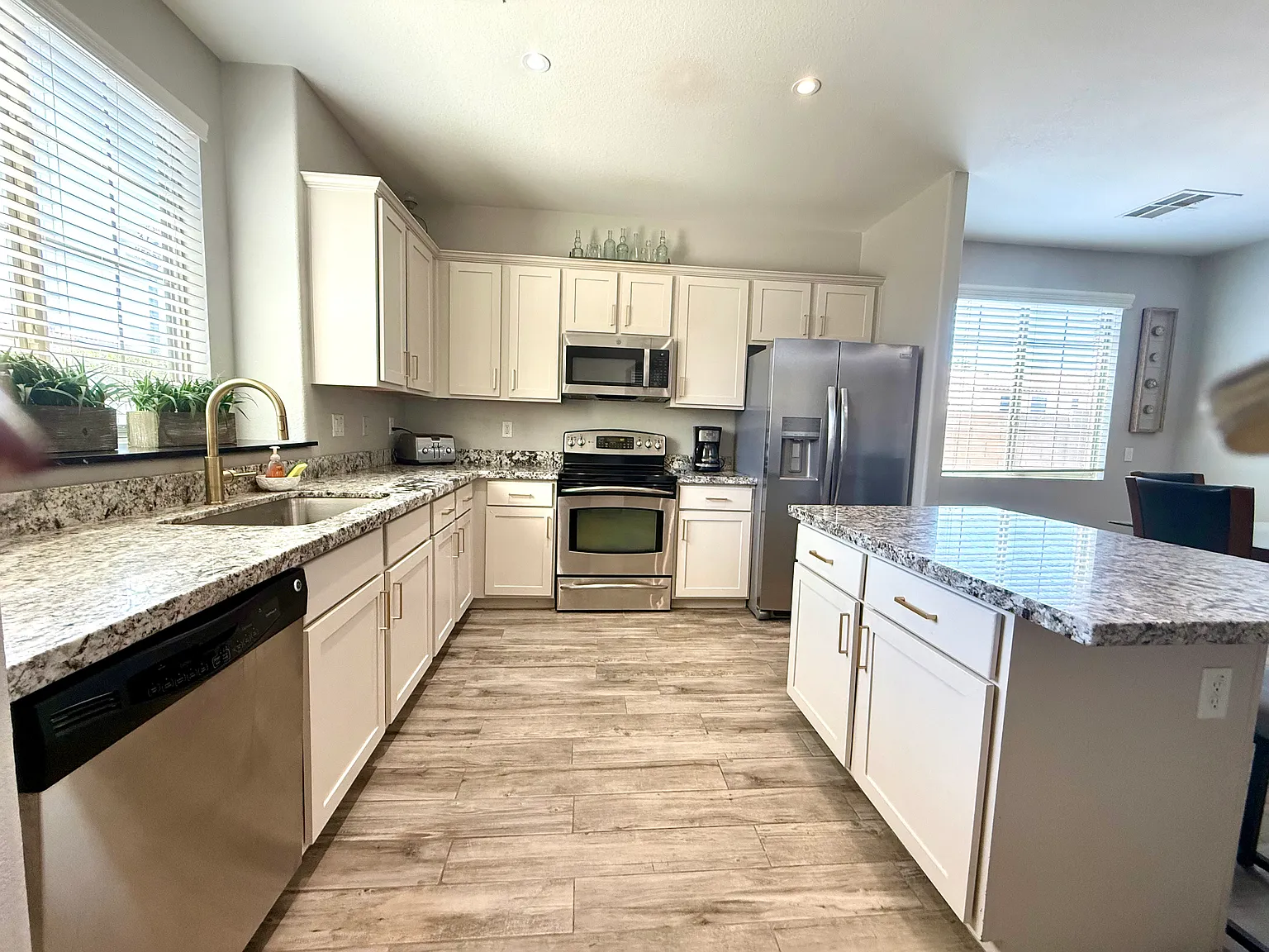 3708 E Kerry Ln — Photo 2