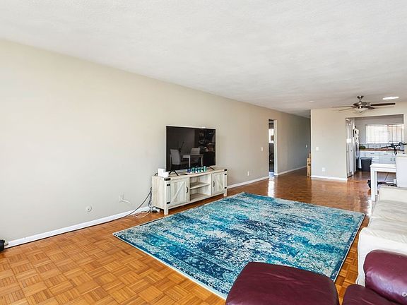 3rd image of 2520 Clairemont Dr Unit 313