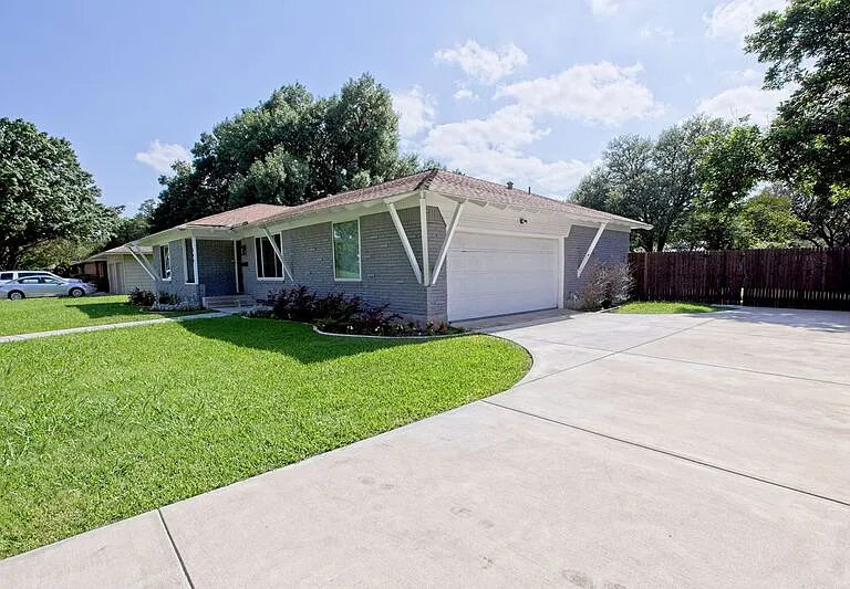 304 S Grove Rd — Photo 2