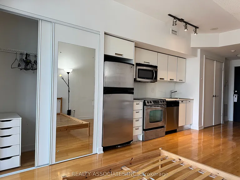33 Charles St E #2210 — Photo 4