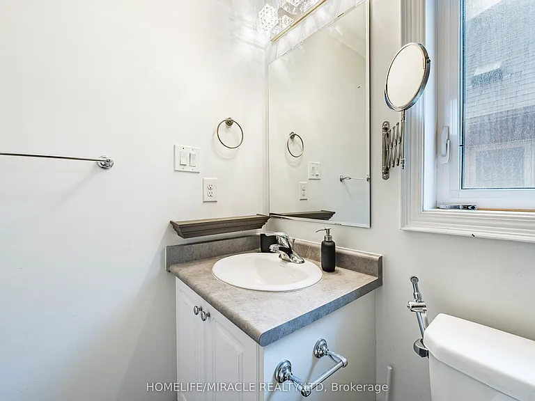 419 Rossland Rd E — Photo 38