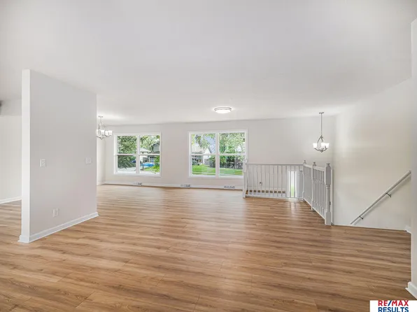 2806 Greensboro Ave, Bellevue, NE 68005