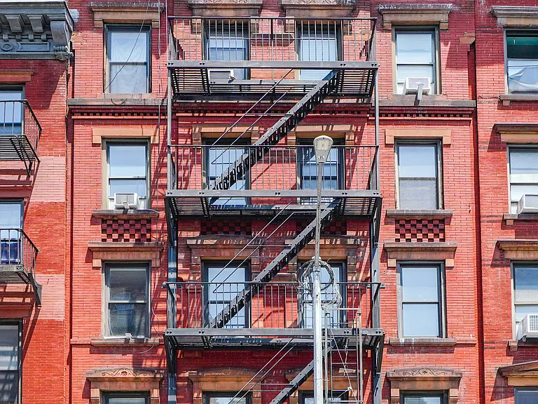 329 E 9th St #3 — Photo 6