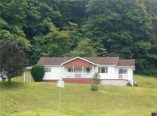 93 King Dr, Leon, WV 25123