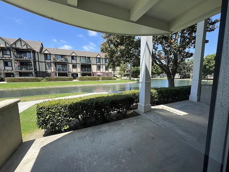 Versailles on the Lake Apartments — Photo 105