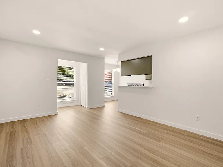 908 Isbell Rd #B — Photo 16