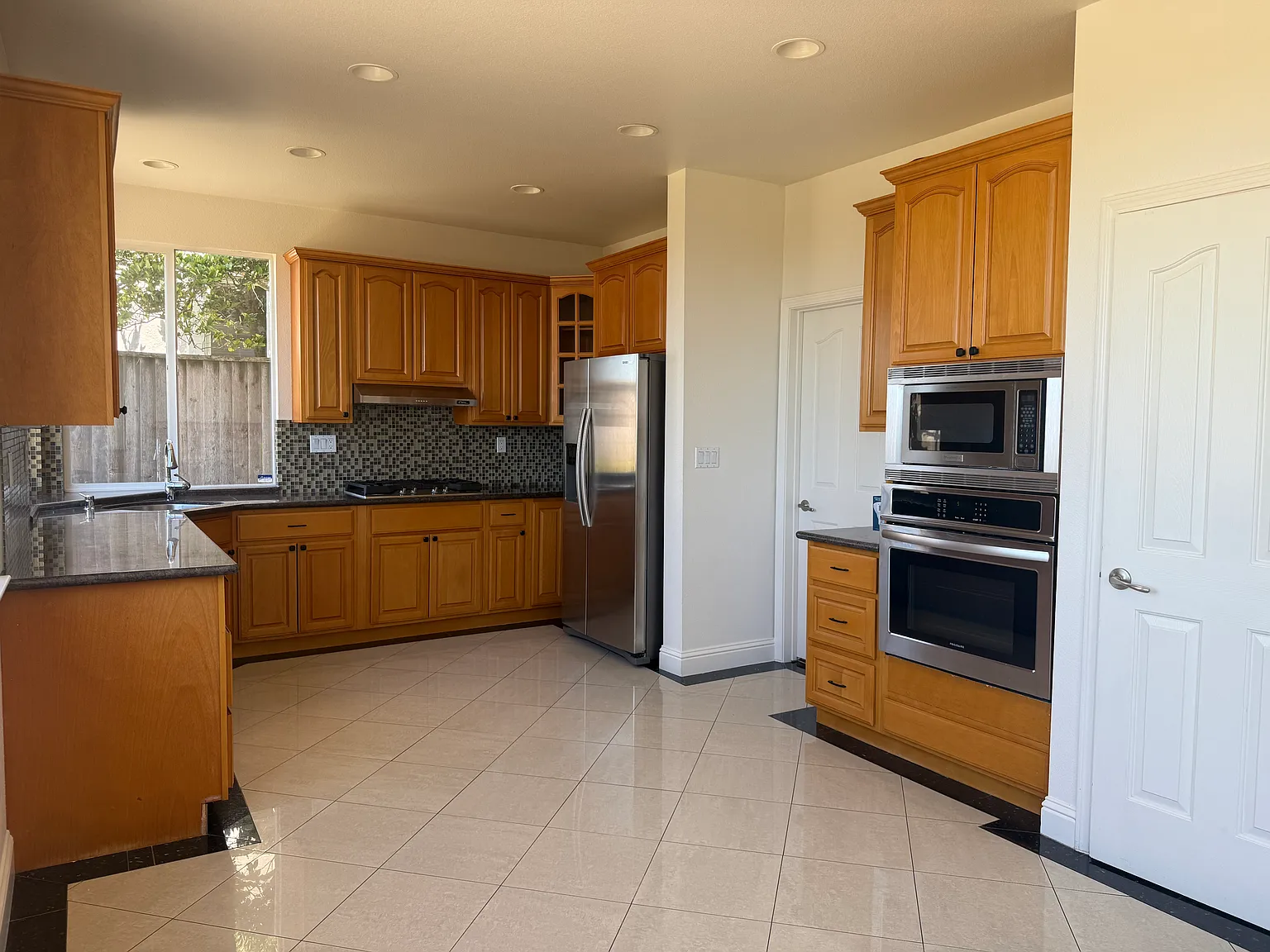 5 bed, 2535 sqft, $5,700 — Photo 3