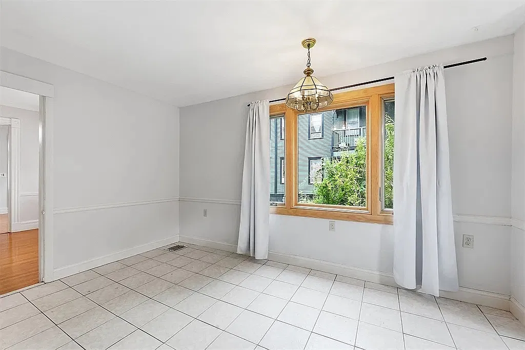 4 bed, 1.5 bath, 2382 sqft, $3,600 — Photo 2