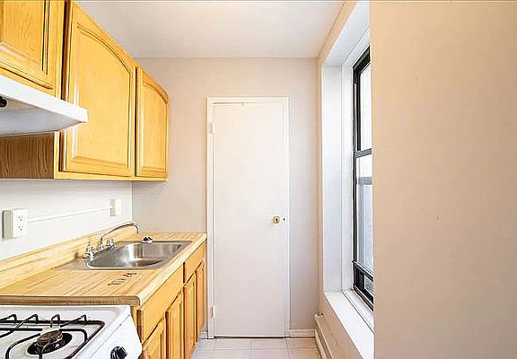 4th image of 1069 Lafayette Ave #1C