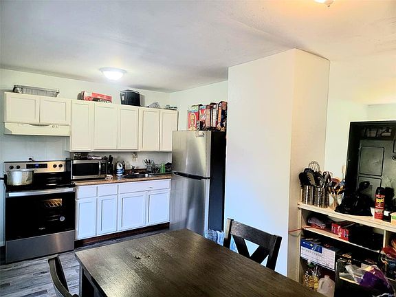 3rd image of 10601 Dunkeld Cir