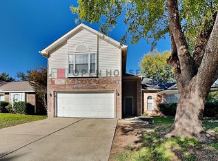 907 Tennis Villa Dr, Arlington, TX 76017