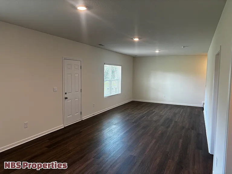 935 Utopia Ln — Photo 28