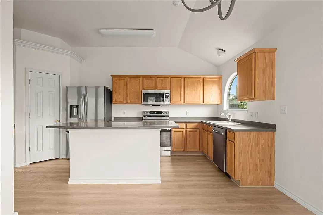 3 bed, 2.0 bath, 1520 sqft, $2,225 — Photo 4