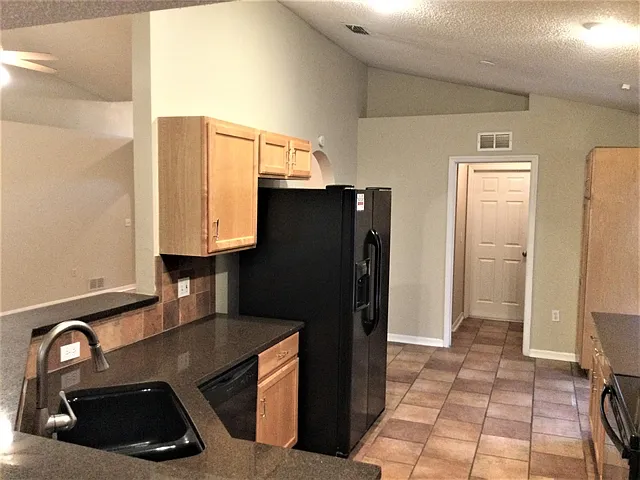 3 bed, 2.0 bath, 1868 sqft, $2,020 — Photo 2