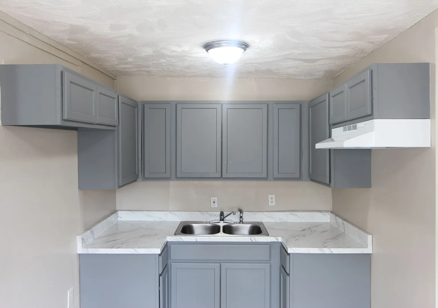 New On The Market! Fresh New Updates!! Better Hurry To See This One!! — Photo 4