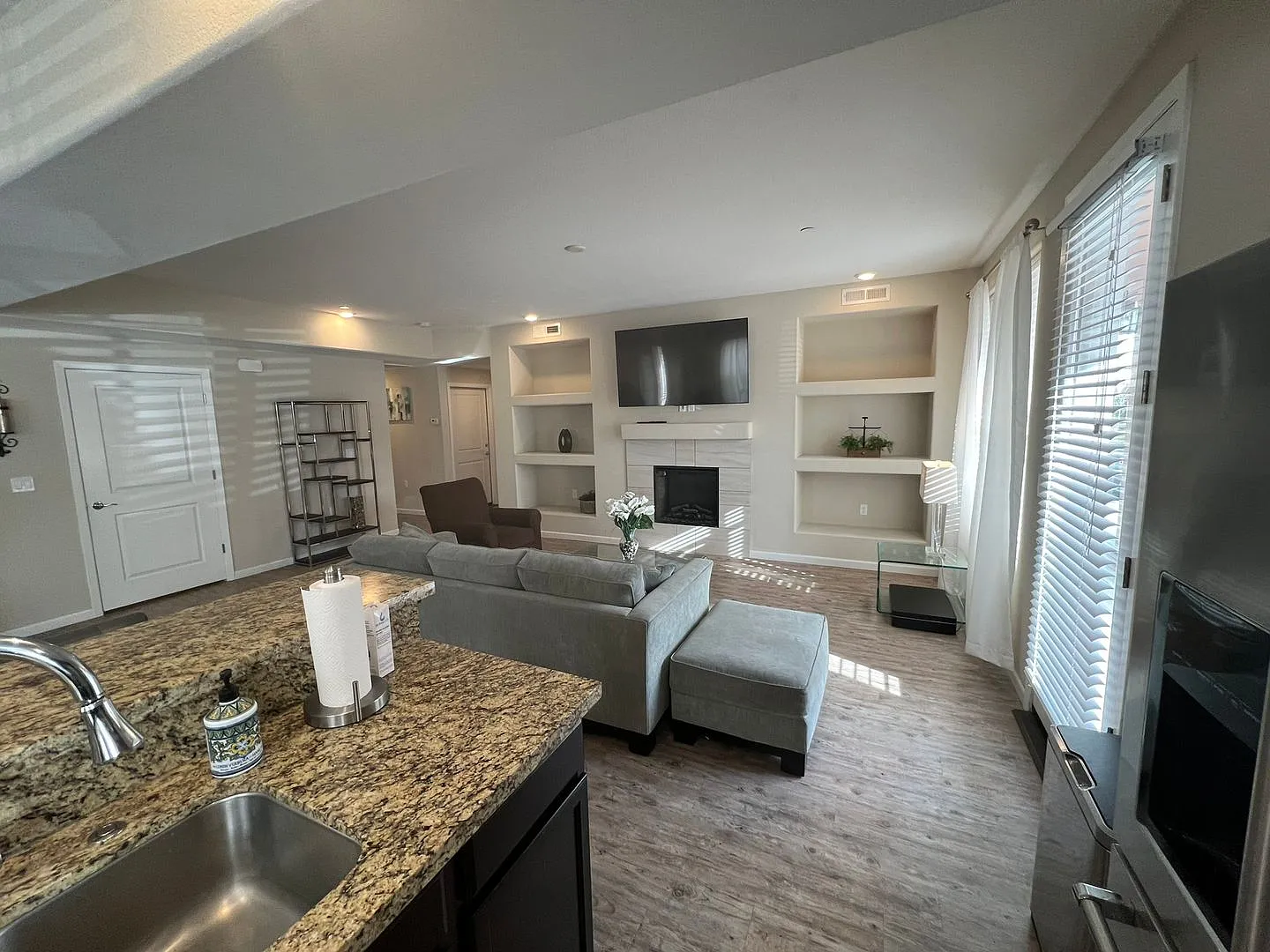 Gorgeous 2 Bed/2 Bath Townhome with Attached Garage Near Los Altos Parkway! — Photo 4