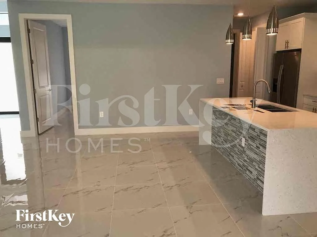 4 bed, 2.0 bath, 1946 sqft, $1,840 — Photo 4