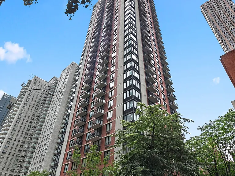 250 E 40th St #27B — Photo 21
