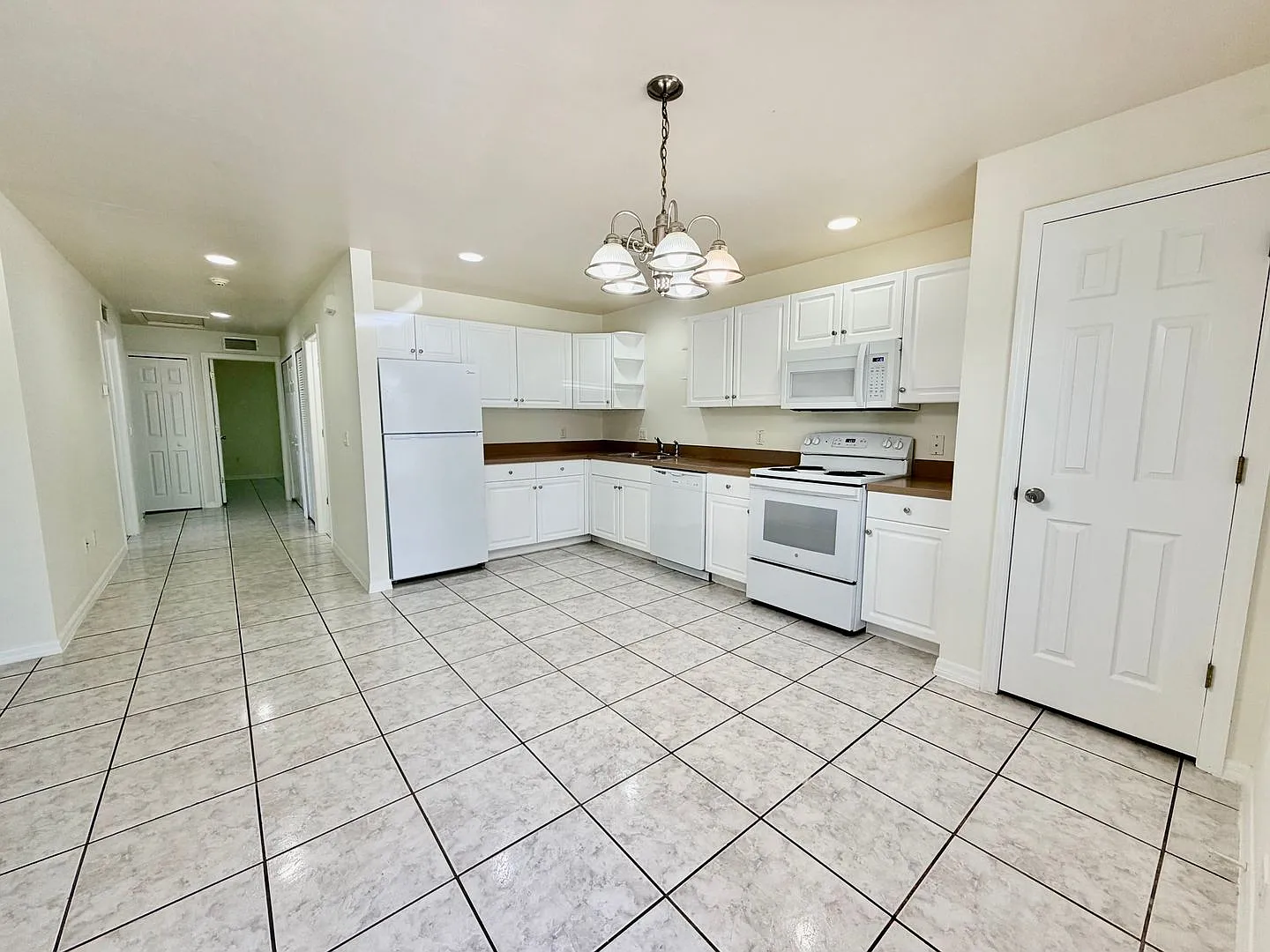 Move-In Ready 3/2 Duplex | Lawn Care & Salt Service Included | Free Application!! — Photo 2