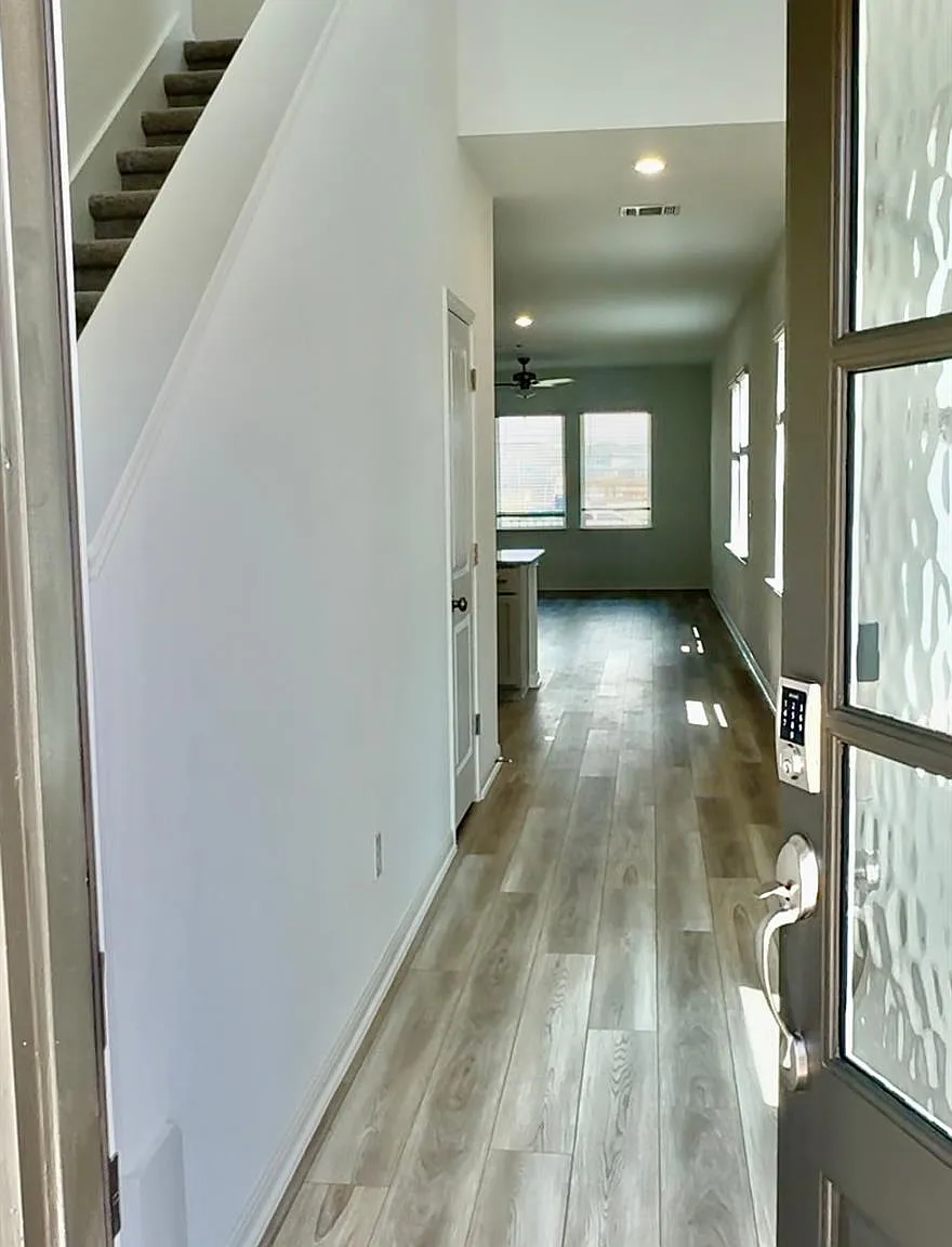 4 bed, 2.5 bath, 2193 sqft, $2,295 — Photo 3