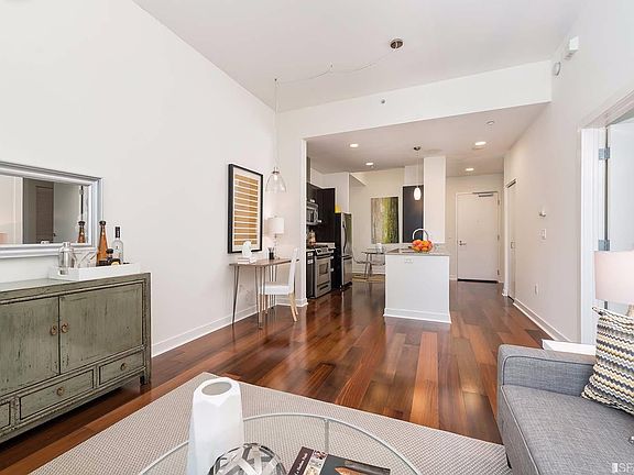 5th image of 300 Berry St Unit 305