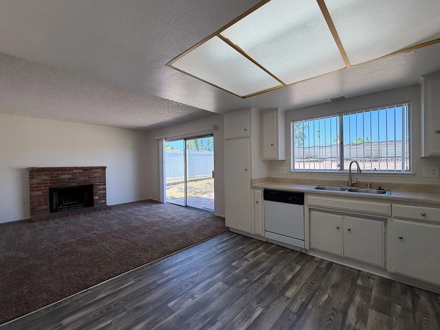 3 bed, 2.0 bath, 1355 sqft, $3,000 — Photo 4