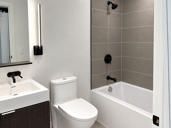 4th image of 127 Broadview Ave #1103