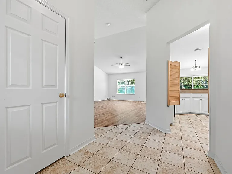 2030 Hawthorne Dr — Photo 4