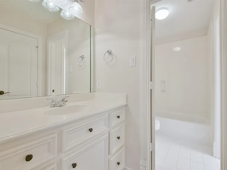 8114 Hideaway Lake Cir — Photo 34