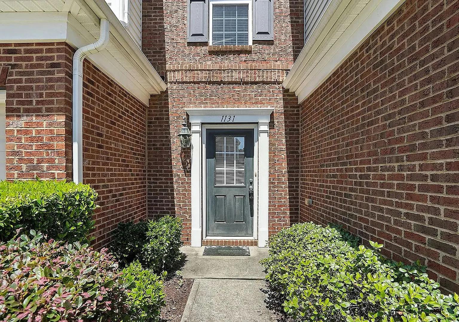Charming 3BD, 2.5BA Cary Townhome in a Prime Location Near Shopping, Dining, Interstates, and RDU... — Photo 3