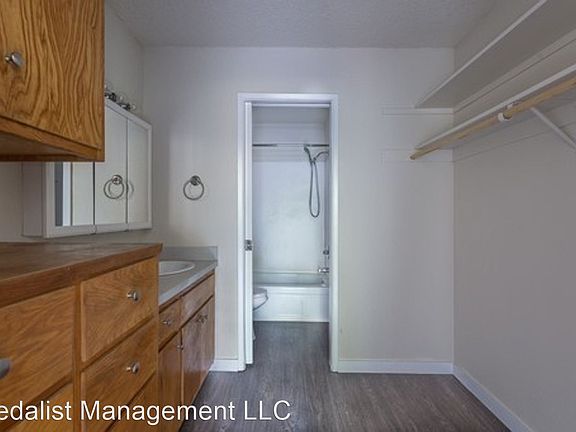 4th image of 411 1st St #411